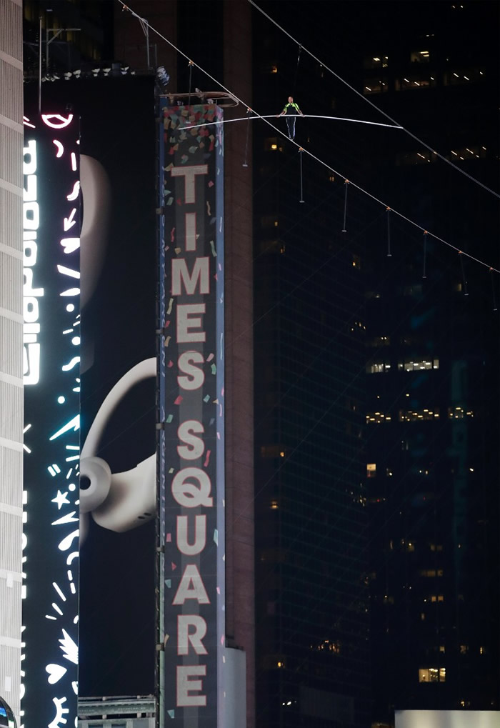 美国著名马戏团“飞翔瓦伦达家族”在纽约时代广场25层楼高度挑战踩钢线