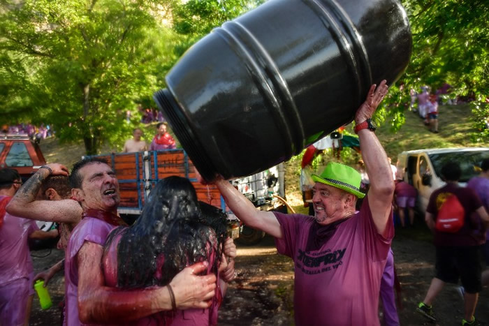 红酒除了用来泼,当然也可以随意享用。