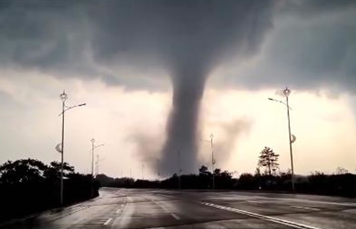 7月3日下午5点15分巨大龙卷风袭击辽宁省开原市