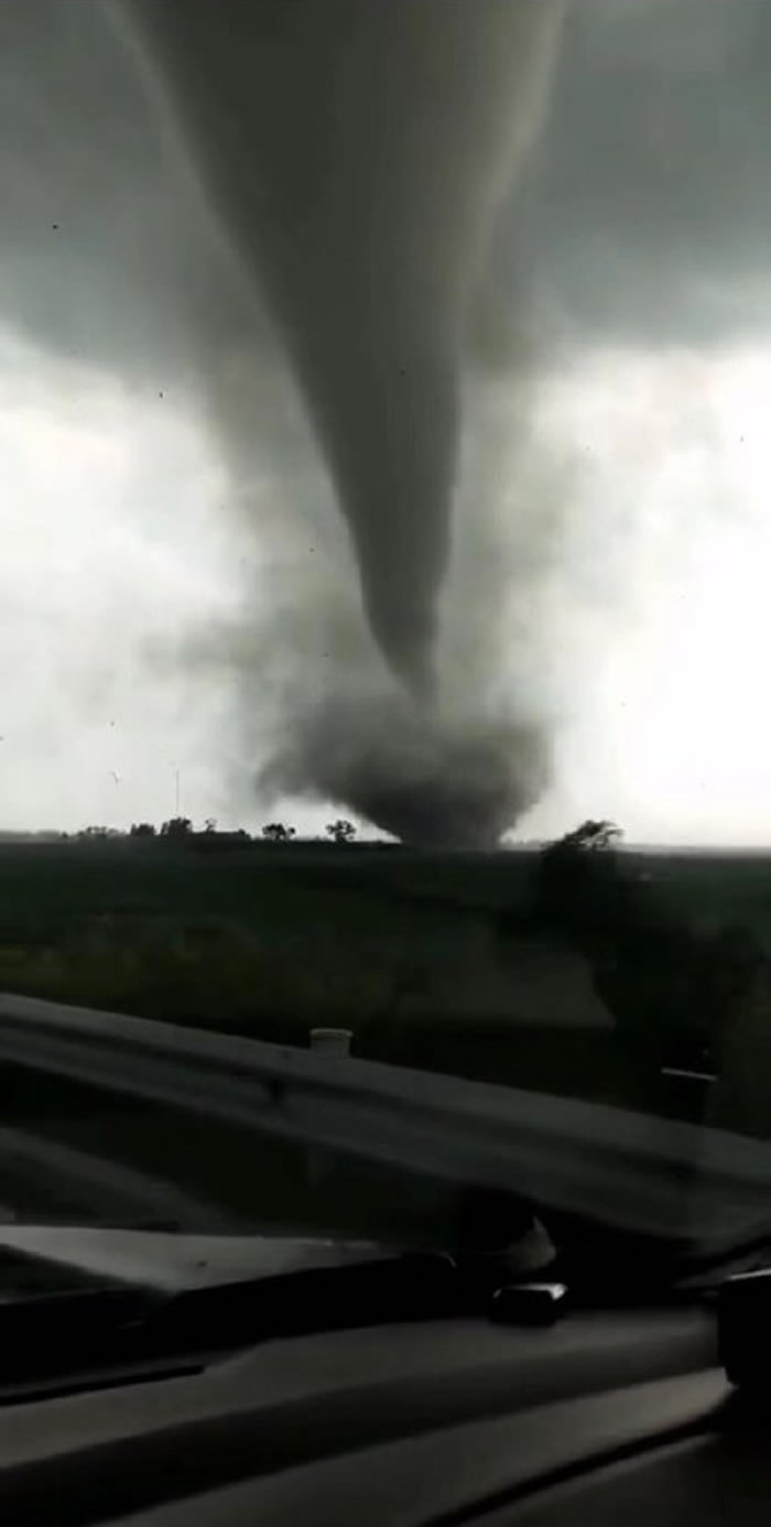 7月3日下午5点15分巨大龙卷风袭击辽宁省开原市