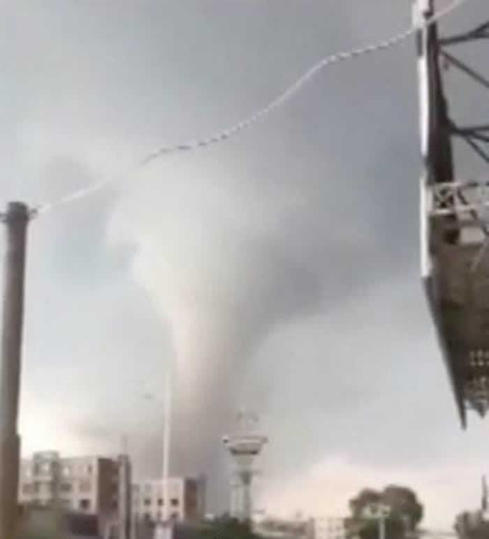 7月3日下午5点15分巨大龙卷风袭击辽宁省开原市