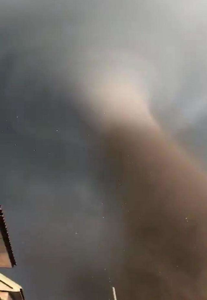 7月3日下午5点15分巨大龙卷风袭击辽宁省开原市