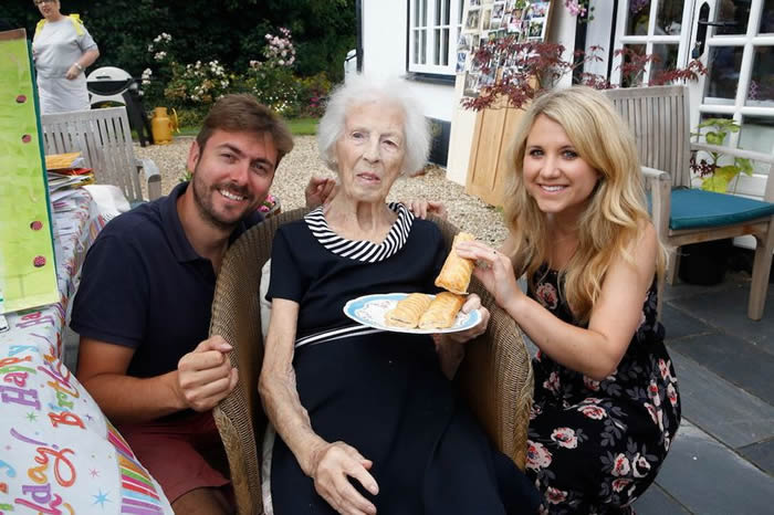 Ӣ��������˹��˹̹˹�ص��а������˳�Ҫ��лһ���ˡ����ȹ�