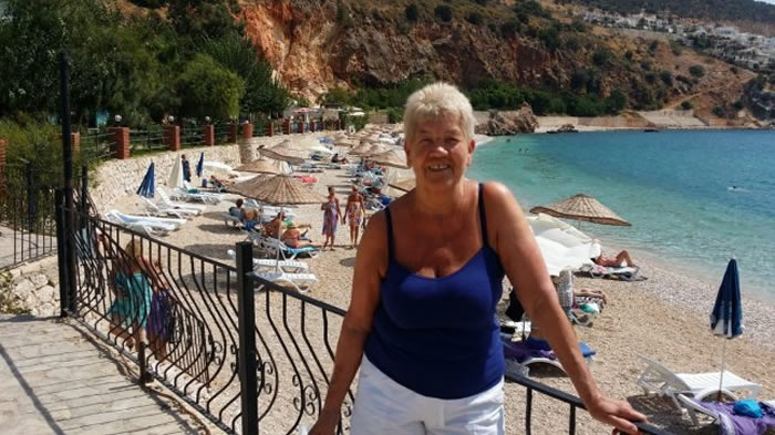 英国诺丁汉郡老人与导盲犬玩耍被轻微抓伤数天后死亡 皮肤感染A族链球菌