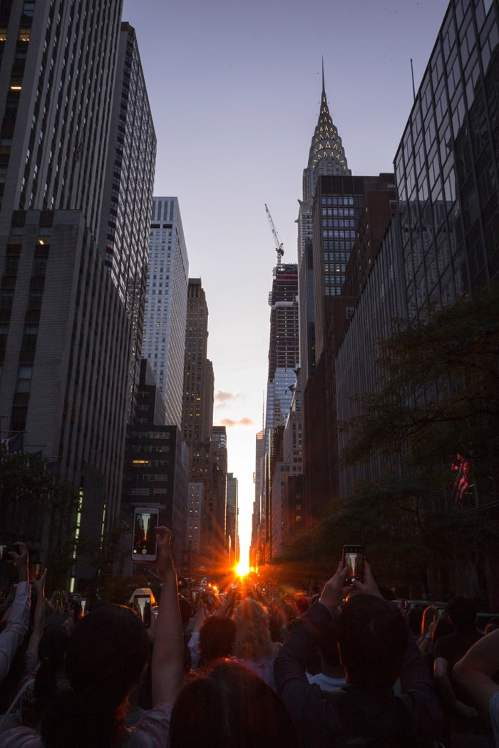 “曼哈顿悬日”!美国纽约曼哈顿傍晚出现罕见“悬日”奇景 民众街头拍照留念