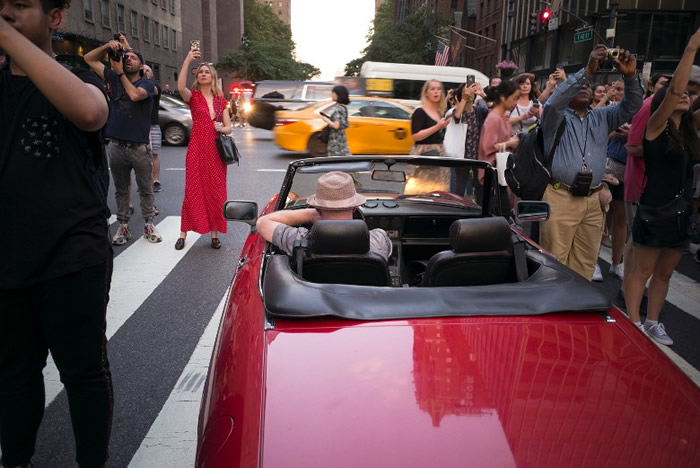 “曼哈顿悬日”!美国纽约曼哈顿傍晚出现罕见“悬日”奇景 民众街头拍照留念