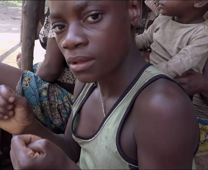 英国纪录片导演Livia Simoka深入刚果探访俾格米人：9岁“虫虫女王”专挖脚底沙蚤