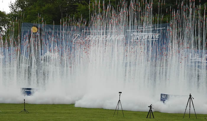美国纪念登月50周年发射4923枚模型火箭 NASA申请吉尼斯世界纪录“最多模型火箭升空活动”