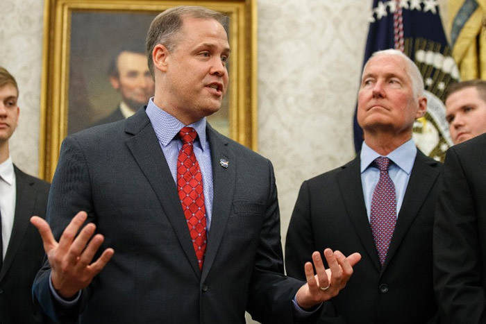 布里登斯廷(中)认为月球是个合适地点继续让人类探索。