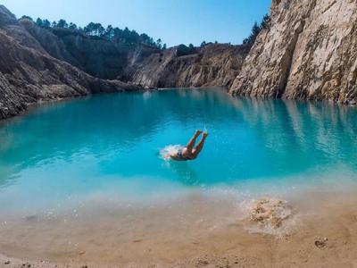 西班牙加利西亚地区游客在被有毒废物染成绿松