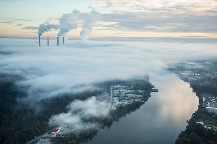 蒸气和烟雾从电厂的冷却塔和烟囱内升起。 人工智能现在被用来证明燃烧碳基燃料的电厂无利可图。 PHOTOGRAPH BY ROBB KENDRICK, NAT G