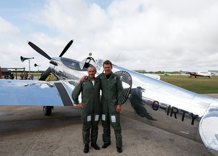 ���а����߼�ʻӢ����ս��ߴ����Եġ����ս������չ��ʷ���״λ������֮��