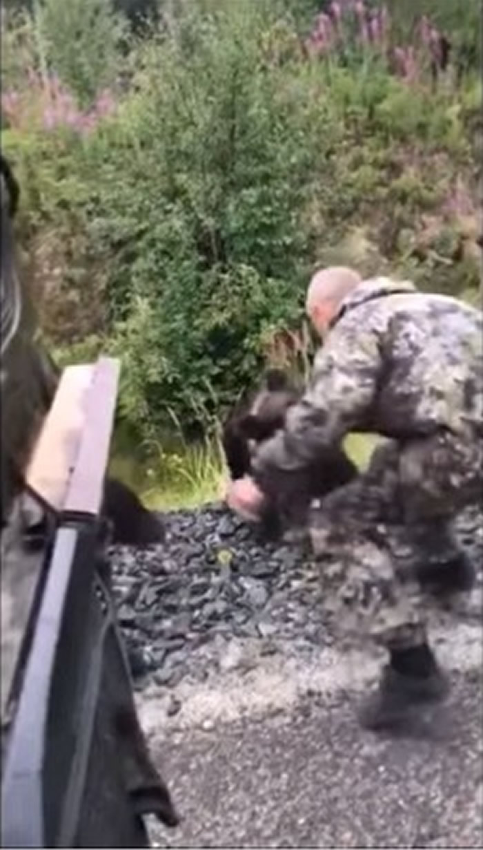 ����˹���Ӻ����������붺Ұ��С�� �ֱ�ҧס��㱻����