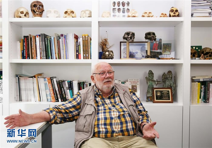 8月8日,法国法兰西公学院教授米歇尔·布吕内在位于巴黎的办公室内接受采访。新华社记者 高静 摄