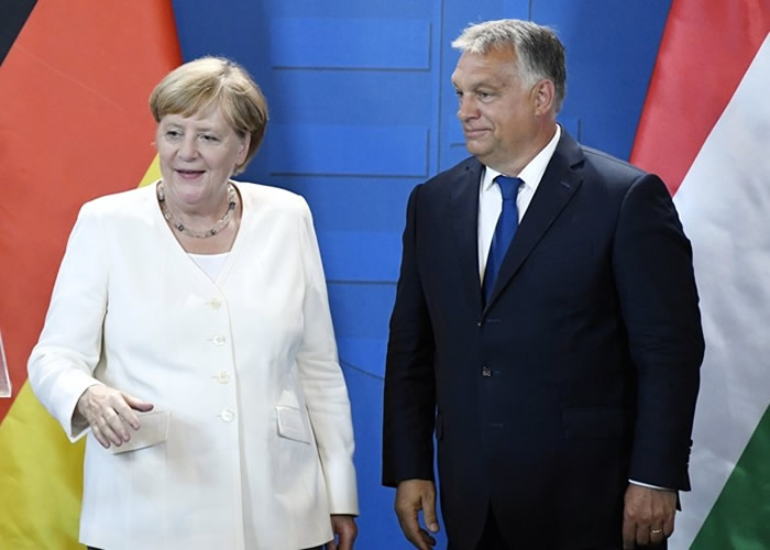 默克尔(左)和欧尔班(右)共同出席纪念活动。