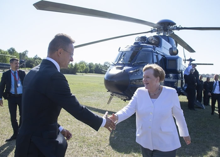 默克尔(右)飞抵当地。