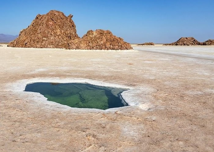 新西兰情侣到埃塞俄比亚盐田池畅泳 拍下绝世美景