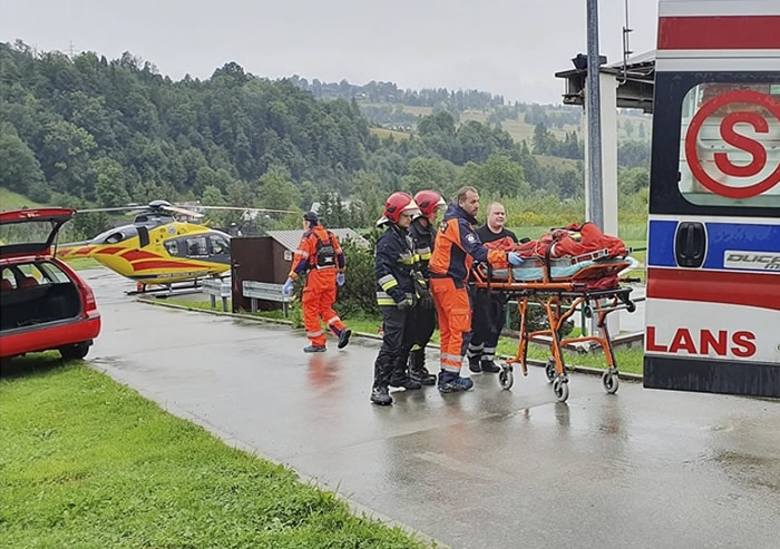 登山热门地点塔特拉山脉出现大型闪电劈到金属十字架 登山客触电5死逾150伤
