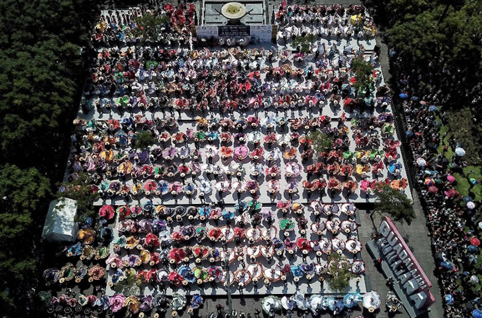 墨西哥哈利斯科州瓜达拉哈拉市882名民众齐跳民族舞5分钟 创下新的吉尼斯世界纪录