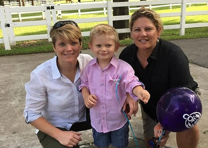 麦克莱恩(左一)和沃登(右一)此前一同抚养儿子。