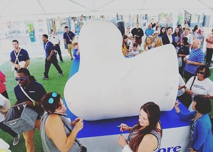 美国芝加哥医院制作出最大足部矫形石膏 创吉尼斯世界纪录