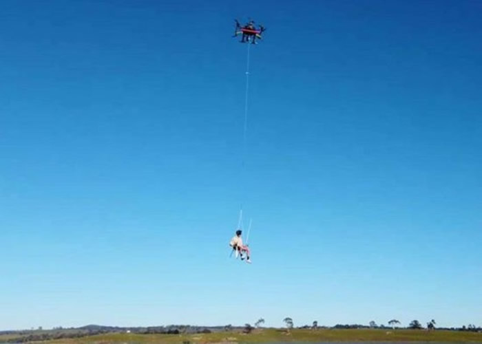 澳洲男子乘坐改装无人机上天钓鱼 民航安全局介入调查