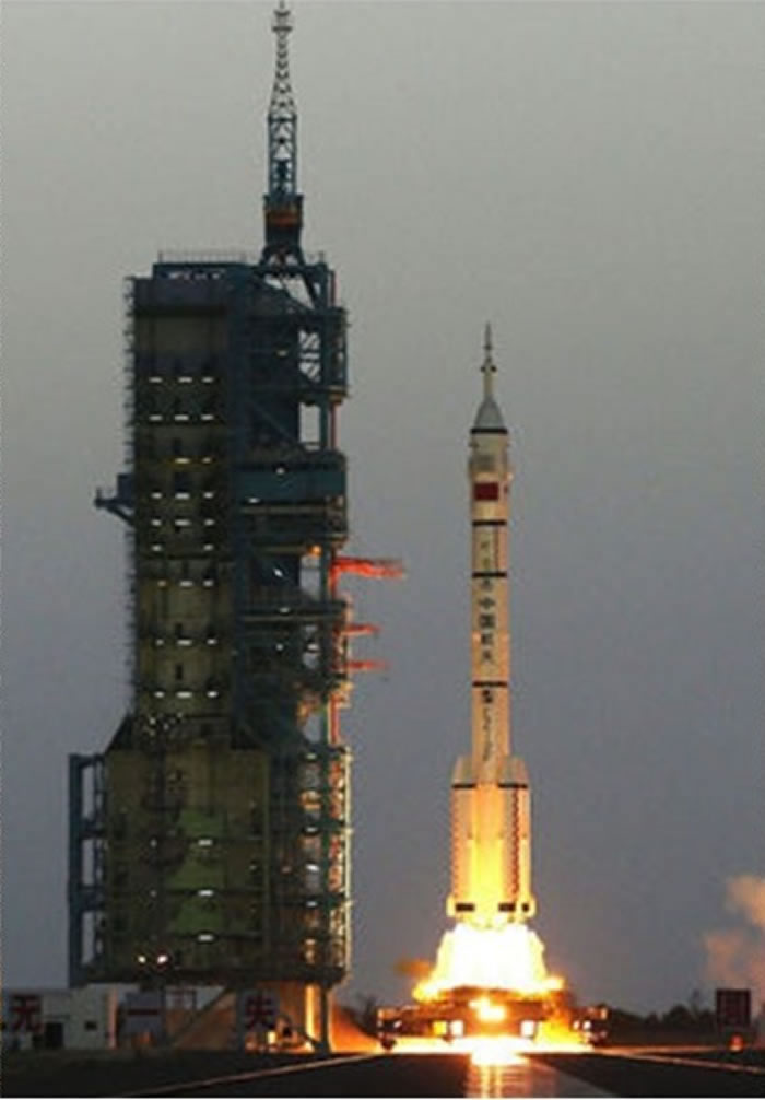 有不少网民怀疑,那些残骸并非长征2号火箭,推测只是噱头。