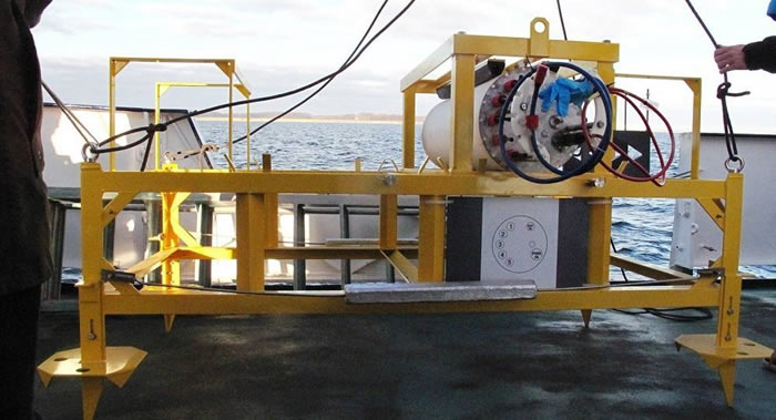 �����ռ���ѧ���ݵĵ¹�ˮ�¹۲�վ�Ӳ��޵ĺ���ˮ����ʧ