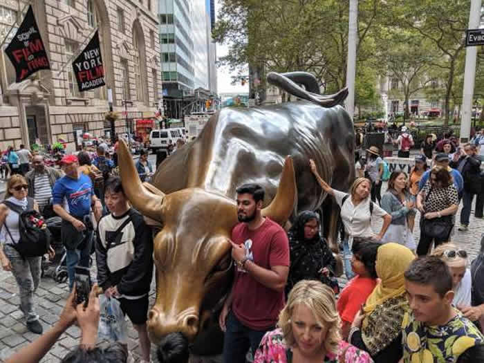 美国华尔街知名地标“华尔街铜牛”(Charging Bull)遭人恶意破坏