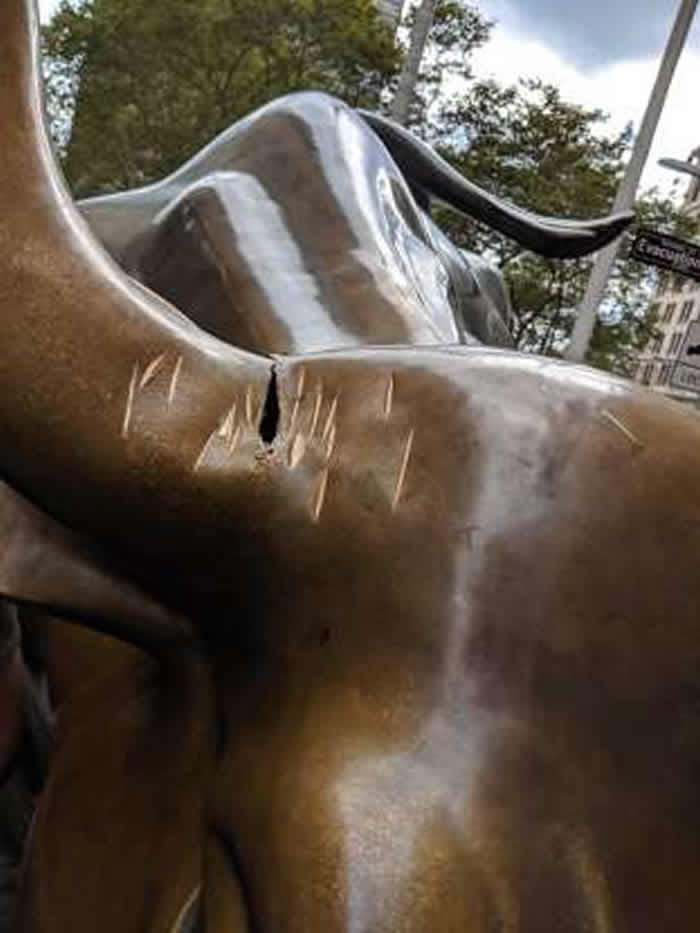 美国华尔街知名地标“华尔街铜牛”(Charging Bull)遭人恶意破坏