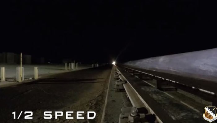 美国空军发布震撼的8.6倍马赫超音速火箭影片 速度快到肉眼看不见