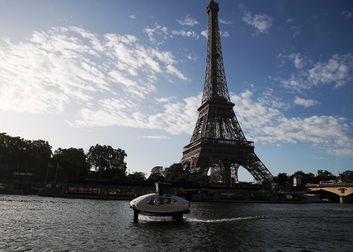 �˿�δ����ɳ˻���ˮ�ϵ�ʿ�������ɺӷ�⡣