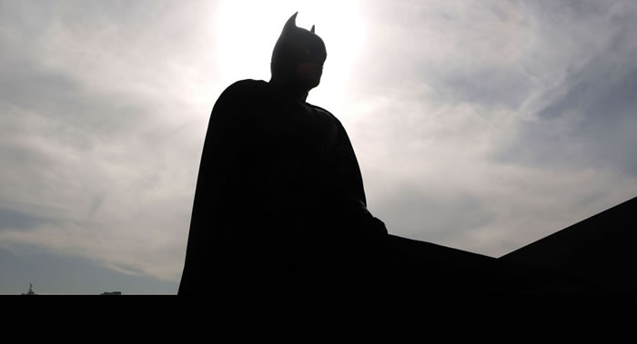 美国DC漫画:为纪念超级英雄80周年世界13个城市的楼表被涂上蝙蝠侠标志