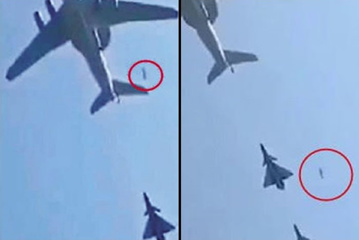 70周年国庆大阅兵解放军空中梯队受阅飞机掉舱门?官方:是负责航拍的航空器