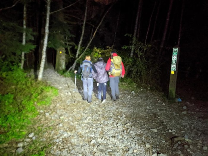 加拿大一名27岁女子跟团登山,不小心扭伤脚踝,竟被同行山友丢包。(图/翻摄脸书「North Shore Rescue」)