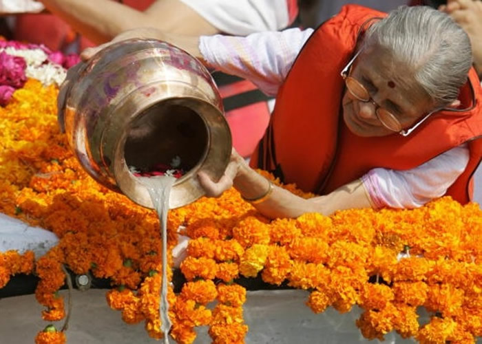 甘地的部分骨灰曾被撒下海。