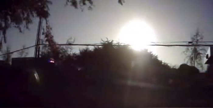 火流星:吉林省松原市凌晨一颗陨石坠落亮如白昼