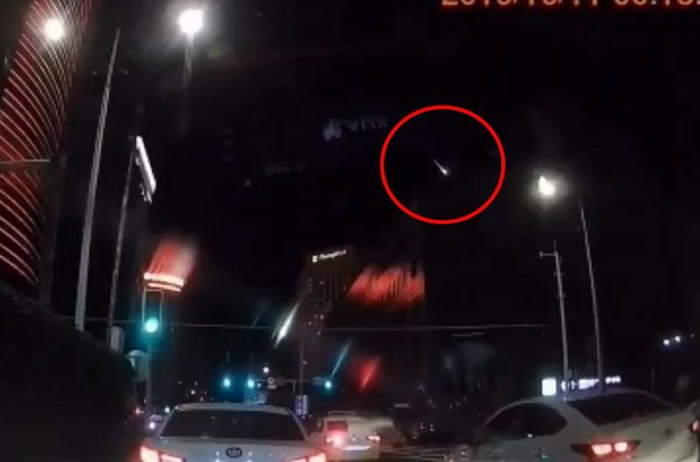 火流星:吉林省松原市凌晨一颗陨石坠落亮如白昼