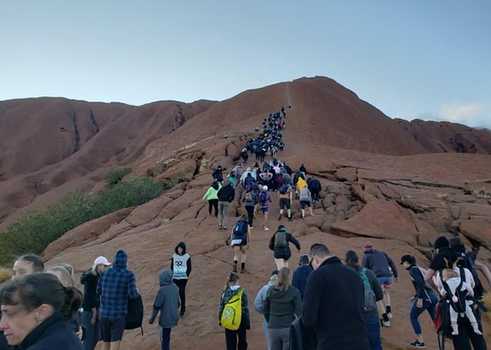 澳洲北领地乌鲁鲁巨岩禁爬令下周生效 游客蜂拥而至