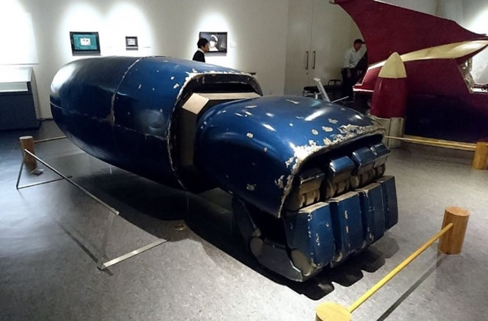 日本超写实画家石黑贤一郎以永井豪《铁甲万能侠》为灵感打造1比1金刚飞拳及指挥艇