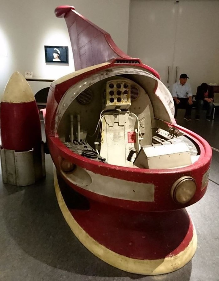 日本超写实画家石黑贤一郎以永井豪《铁甲万能侠》为灵感打造1比1金刚飞拳及指挥艇