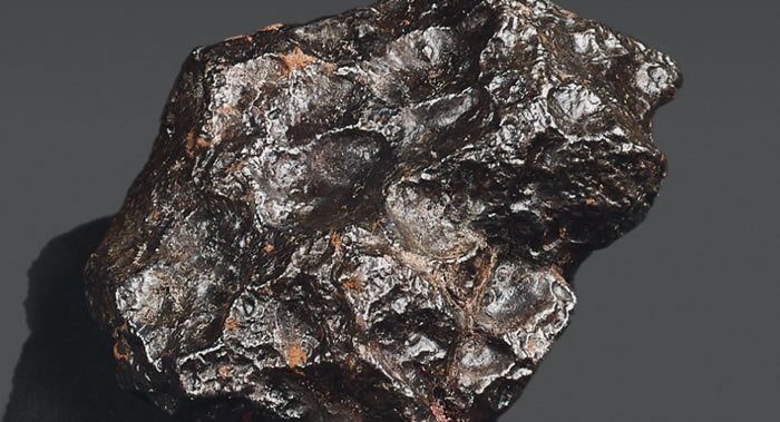 法国巴黎将拍卖19世纪末从太空坠落到地球上的“蒙迪厄-铁”(Mont Dieu)陨石