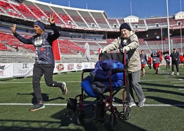 施特勒贝尔(右)意志力惊人,在孙女建议下参与慈善跑。