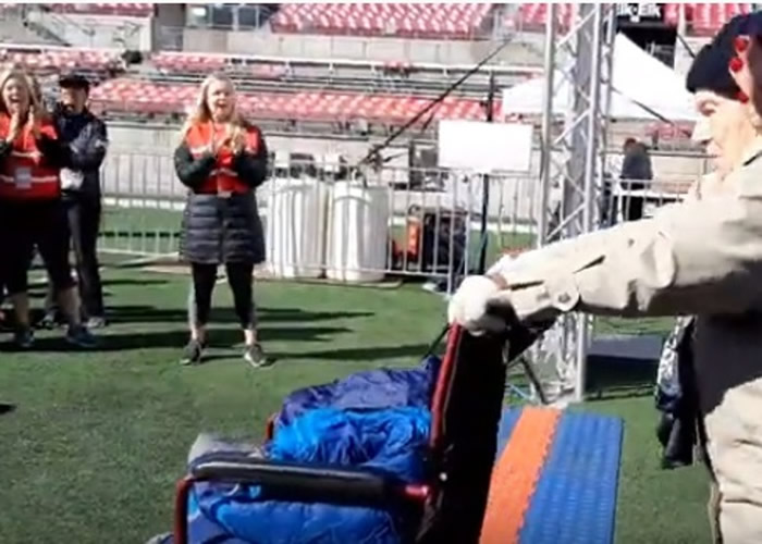 施特勒贝尔(右)冲线时,全场都为她鼓掌欢呼。