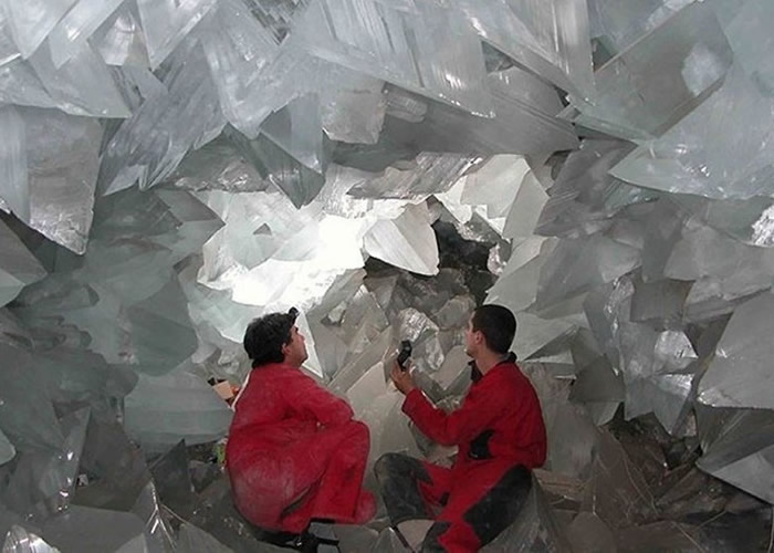 普尔皮巨型晶洞的晶柱非常通透。