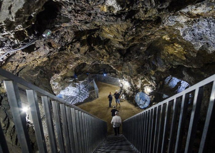 普尔皮晶洞位于废弃银矿场下。