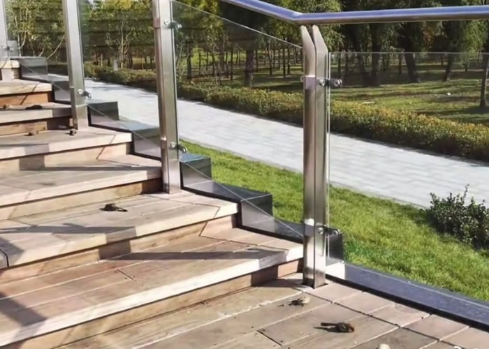 山西太原晋阳湖公园疑因装设玻璃护栏导致至少十多只棕头鸦雀撞击死亡