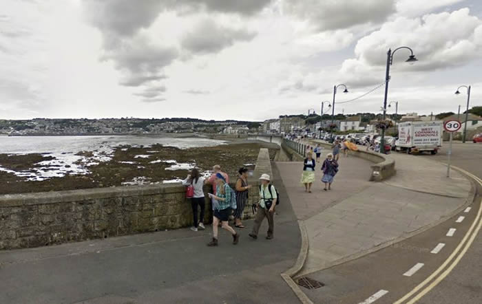 英国男子海中游泳遗失戒指 第二天小黑鱼拍打水面帮助寻回