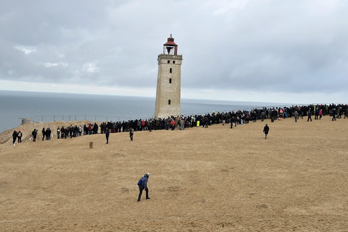 灯塔向内陆缓缓移动,沿途还有大批民众随行。