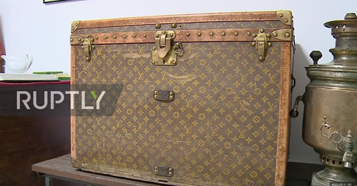 �ڿ������޲������ƾ�Ȼ��130����ʷ·������LVƤ��װ������